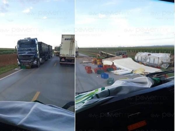 Nova Mutum: Dois caminhoneiros morrem em grave acidente envolvendo tr&ecirc;s carretas na BR-163