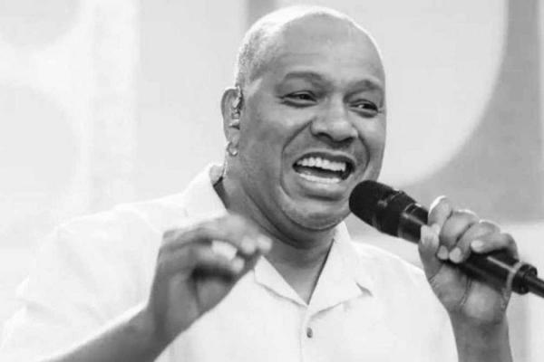 Morre Anderson Leonardo, vocalista do Molejo, v&iacute;tima de c&acirc;ncer