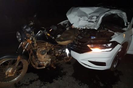 Mulher morre e motociclista fica ferido após colisão com Jetta