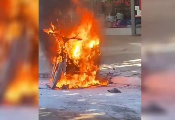 Sorriso: Moto é destruída pelo fogo em frente a Praça da Juventude