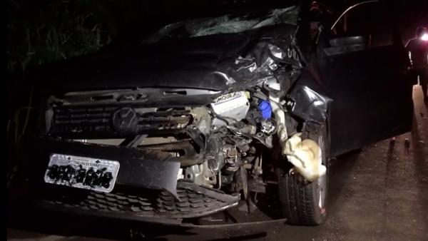 Motociclista faz ultrapassagem em curva, bate em carro e morre