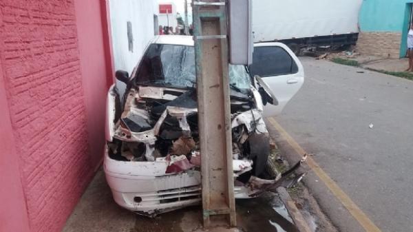 Sem CNH, motorista invade cruzamento e morre após ser atingido por caminhão