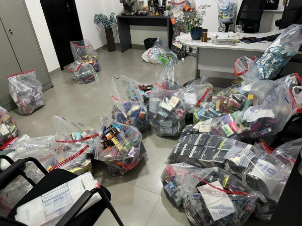 Sorriso: PC prende 7 em flagrante e apreende milhares de cigarros eletr&ocirc;nicos que eram vendidos "normalmente"; Apreens&atilde;o passa dos R$ 300 mil