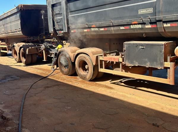 Sorriso: Bombeiros combatem princ&iacute;pio de inc&ecirc;ndio em carreta na Perimetral Sudeste
