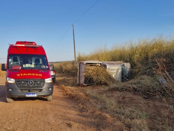 Sorriso: Idoso perde controle de dire&ccedil;&atilde;o enquanto mexia no celular e capota Hilux na MT-242