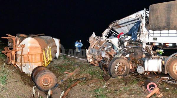 MT: Caminhoneiro morre em grave acidente envolvendo carreta e caminh&atilde;o-pipa na BR-163