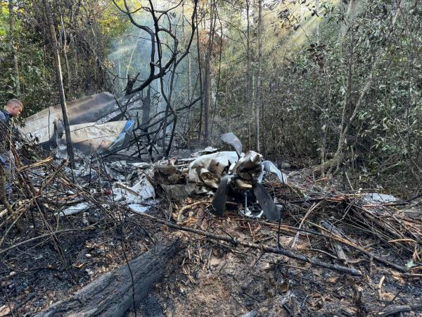Sorriso: Dois morrem carbonizados ap&oacute;s queda de avi&atilde;o &agrave;s margens da MT-242