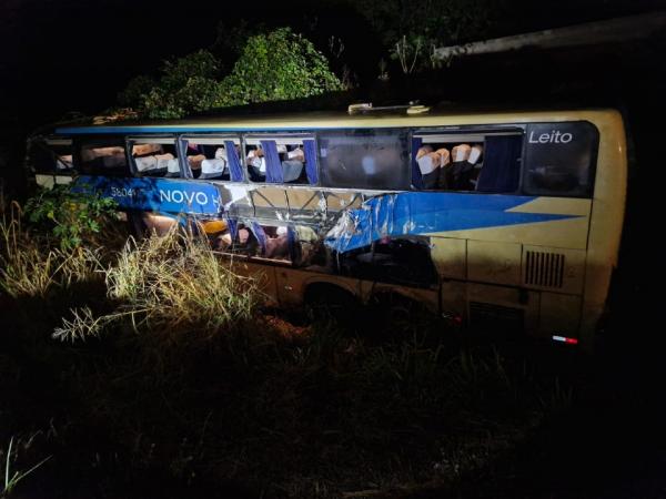 Sorriso: &Ocirc;nibus com 40 passageiros tomba ap&oacute;s bater em carreta na BR-163