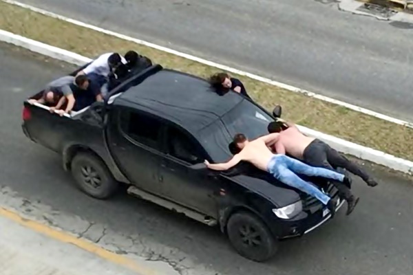 Ladrões de banco fogem com vítimas em cima do capô da caminhonete