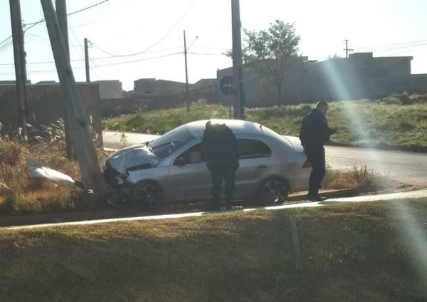Sorriso: Motorista perde controle de carro e "atropela" poste na Claudino Fr&acirc;ncio