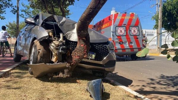 Nova Mutum: M&atilde;e bate carro em &aacute;rvore e beb&ecirc; rec&eacute;m nascido "escorrega" pra baixo do banco