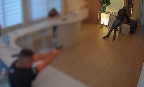 Empres&aacute;rio reage a assalto e atira 6 vezes no peito de ladr&atilde;o armado