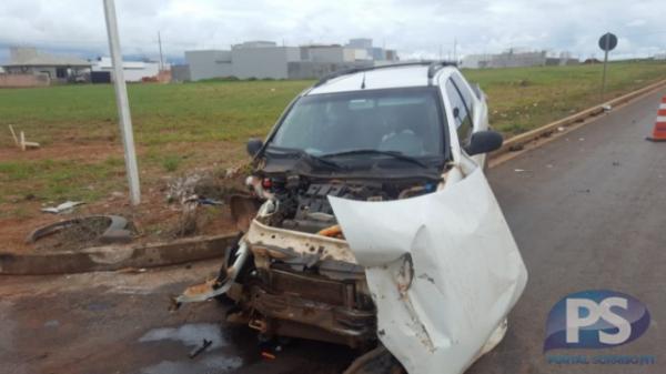 Strada invade preferencial e bate na lateral de caminhão