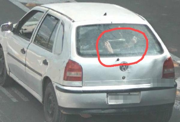 Sorriso: C&acirc;meras flagram passageiro de "pernas pro ar" dentro de carro em movimento