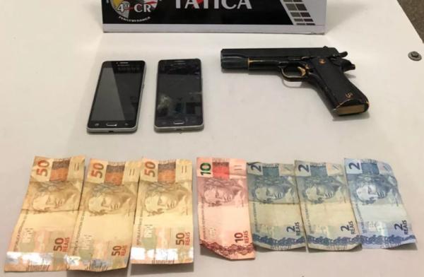 Jovem é baleado pela PM após bater em mulher com capacete para roubar moto