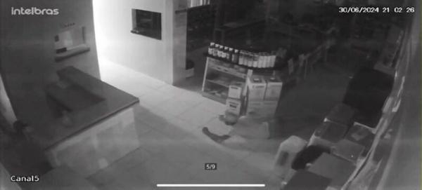Sorriso: Bandido "se arrasta" no ch&atilde;o para n&atilde;o ativar sensores de alarme ap&oacute;s arrombar porta de refrigera&ccedil;&atilde;o