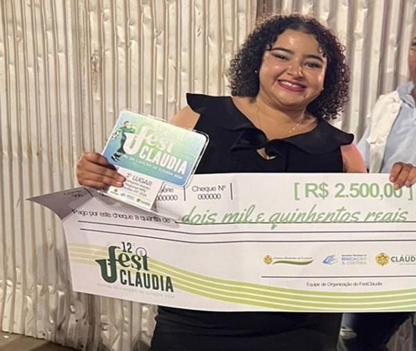 Jovem artista sorrisense conquista 3&ordm; lugar no 12&ordm; FestCl&aacute;udia com interpreta&ccedil;&atilde;o de Elis Regina
