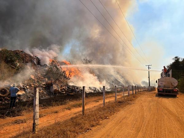 Sorriso: Incêndio de grandes proporções atinge "lixão" e bombeiros e brigadistas controlam chamas