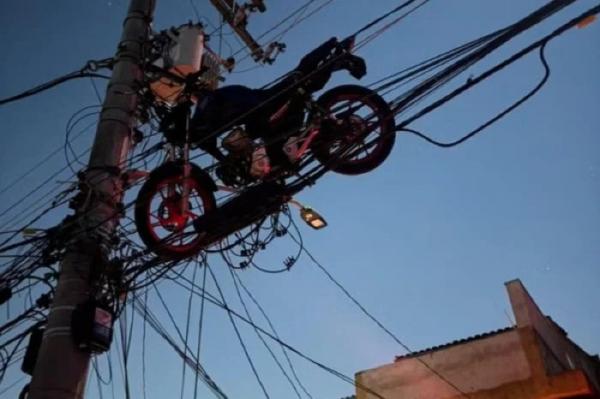 Balão cai e atinge moto que vai parar em cima de poste