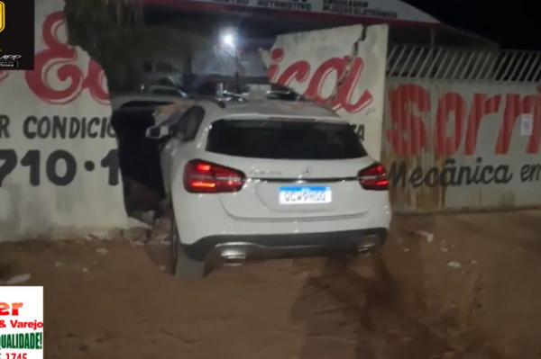 Sorriso: Carro cruza Claudino Francio, derruba muro e atinge outros carros em oficina