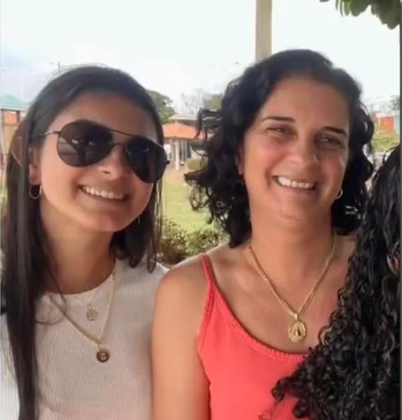Mãe e filha morrem após serem atropeladas por caminhonete desgovernada que invadiu churrascaria