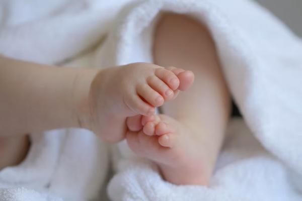 Lucas: Bebê, de 1 ano, morre com graves queimaduras após explosão de botijão de gás
