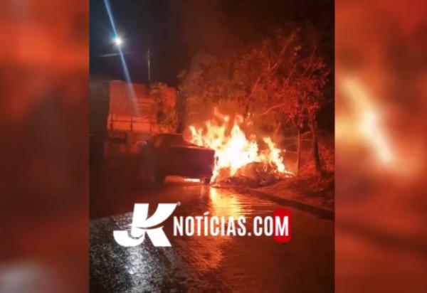 Sorriso: Carro é destruído pelo fogo, que começou em um bag de lixo, no Fraternidade