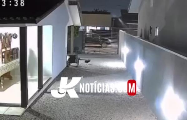 Sorriso: Mulher desconfia de vizinha, coloca câmeras e flagra vizinha jogando água em seus cachorros toda vez que ela sai; Animais sempre estavam molhados