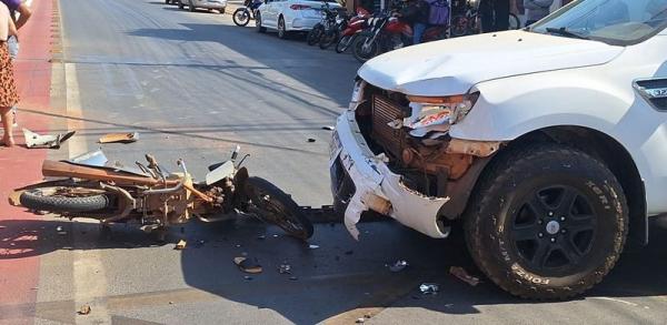 Lucas: Motociclista em fratura exposta e garupa fica ferido após grave acidente entre moto e caminhonete
