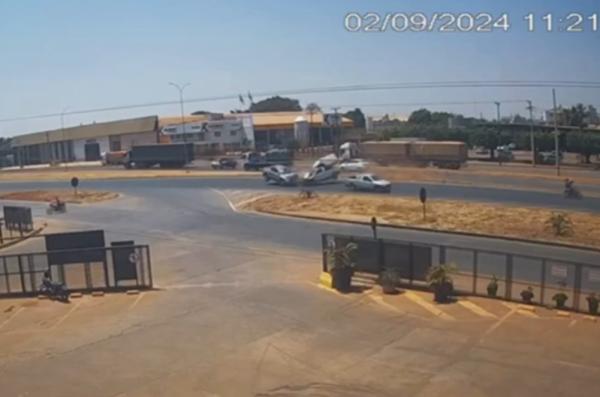 Sorriso: Motorista é socorrido após carros baterem de frente na BR-163