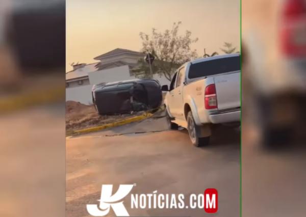 Sorriso: Carro de aplicativo tomba após colisão com Hilux