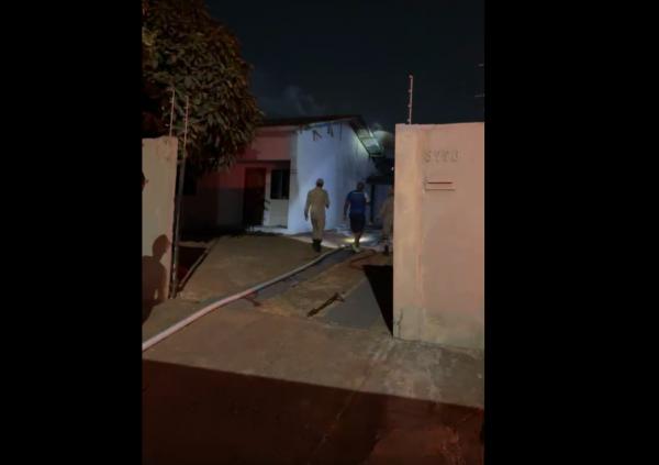 Sorriso: Bombeiros combatem incêndio em casa na Perimetral do Estádio