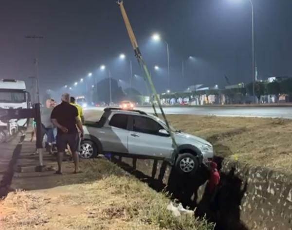 Sorriso: Carro desgovernado cai em vala na BR-163