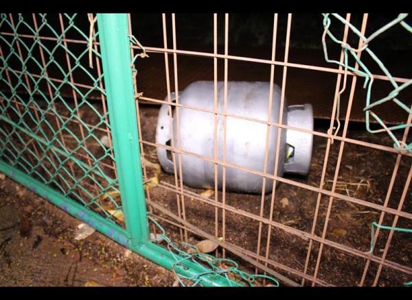 Bandido tenta furtar botijão de residência, se fere, abandona a própria bicicleta e foge sem levar nada