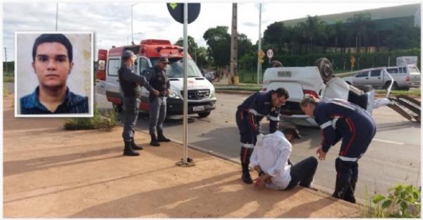 Motorista alcoolizado capota em rotatória ao fugir da PM; passageiro morre e outro hospitalizado