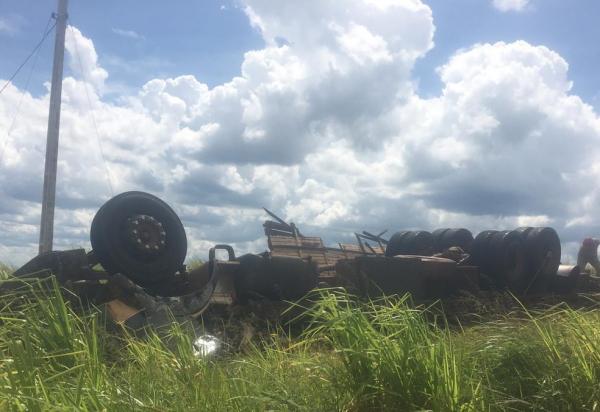 Motorista e animais morrem após caminhão carregado de gado tombar
