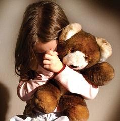 Homem agride esposa, enteada e abusa menor de 2 anos