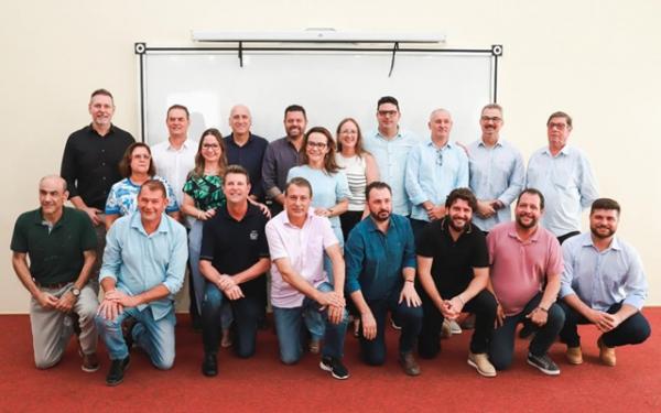 Sorriso: Alei Fernandes apresenta equipe de secret&aacute;rios