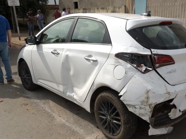 Sorriso: Ranger perde roda e colide em HB20 estacionado na Av. Tancredo Neves