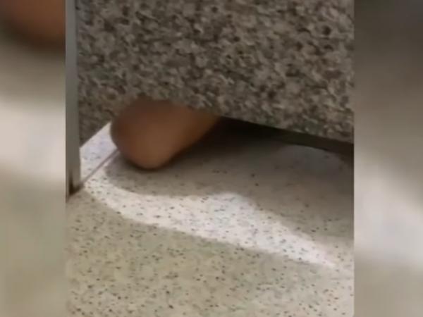 Sorriso: Tarado é flagrado se masturbando em banheiro de shopping, enquanto via outros homens fazendo xixi; ele ainda passa a linguinha na boca