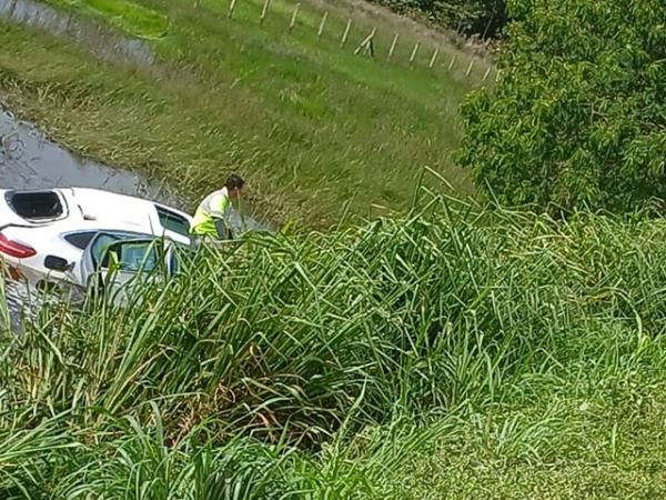 Sorriso: Mercedes capota e cai em área alagada às margens da BR-163