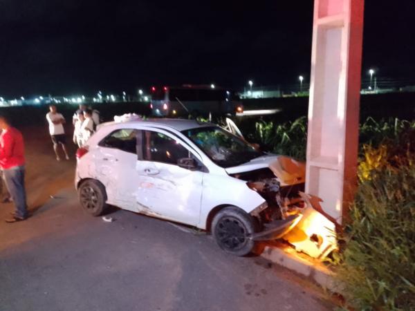 Sorriso: Passageiro é socorrido pelo SAMU após colisão entre carro de app e van