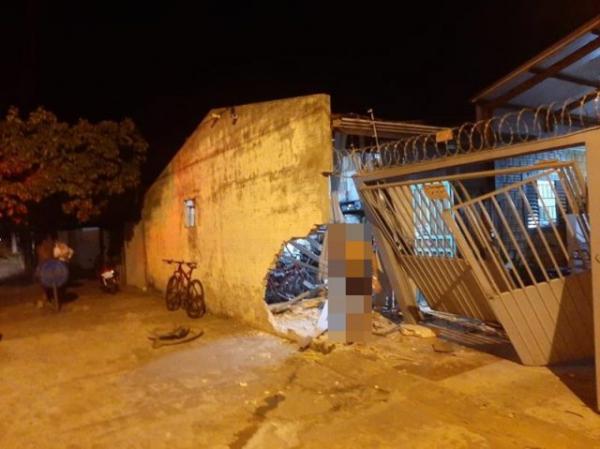 Veículo colide contra muro residência