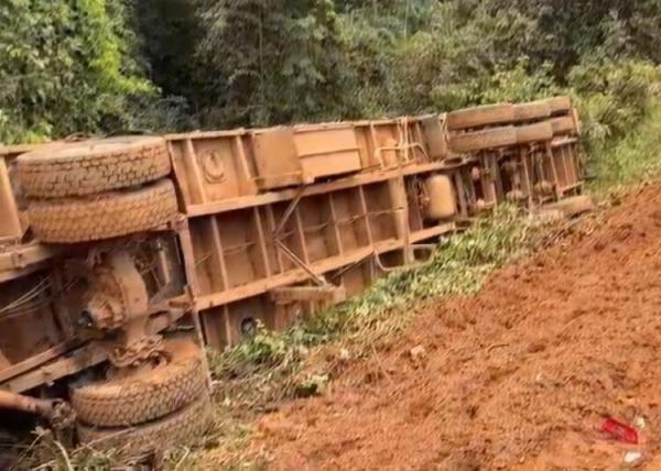 Sorriso: Caminhão tomba na MT-560, no Pontal do Verde, e motorista "desaparece" após acidente