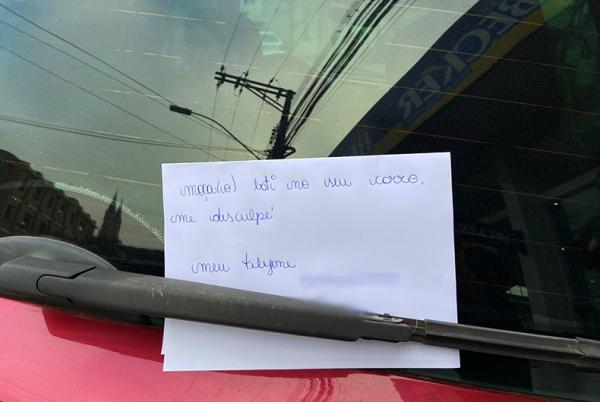 Sorriso: Homem bate em carro estacionado e deixa bilhete para arcar com prejuízos