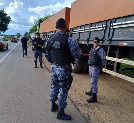 PM e PRF prendem contrabandistas que traziam carga irregular com mais de 300 pneus para fazenda em Sorriso