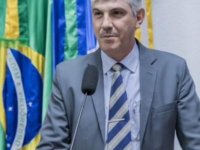 Vereador solicita reforma e constru&ccedil;&atilde;o de meios-fios nos bairros Jardim Bela Vista e Jardim Primavera