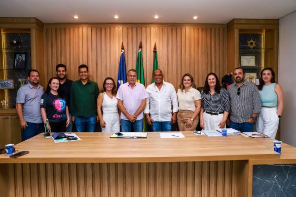 Prefeito recebe deputado Juca do Guaran&aacute; e vereador K&aacute;ssio Coelho de Cuiab&aacute;