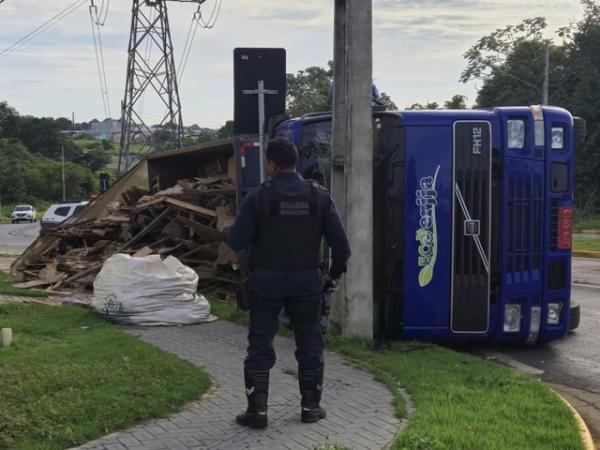 Sorriso: Caminhão carregado de lixo tomba e bloqueia parte da Av. Porto Alegre