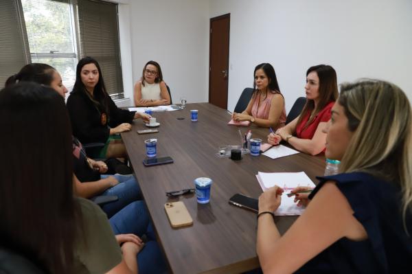 Secret&aacute;ria da Mulher e Delegada discutem melhorias no atendimento &agrave;s v&iacute;timas de viol&ecirc;ncia